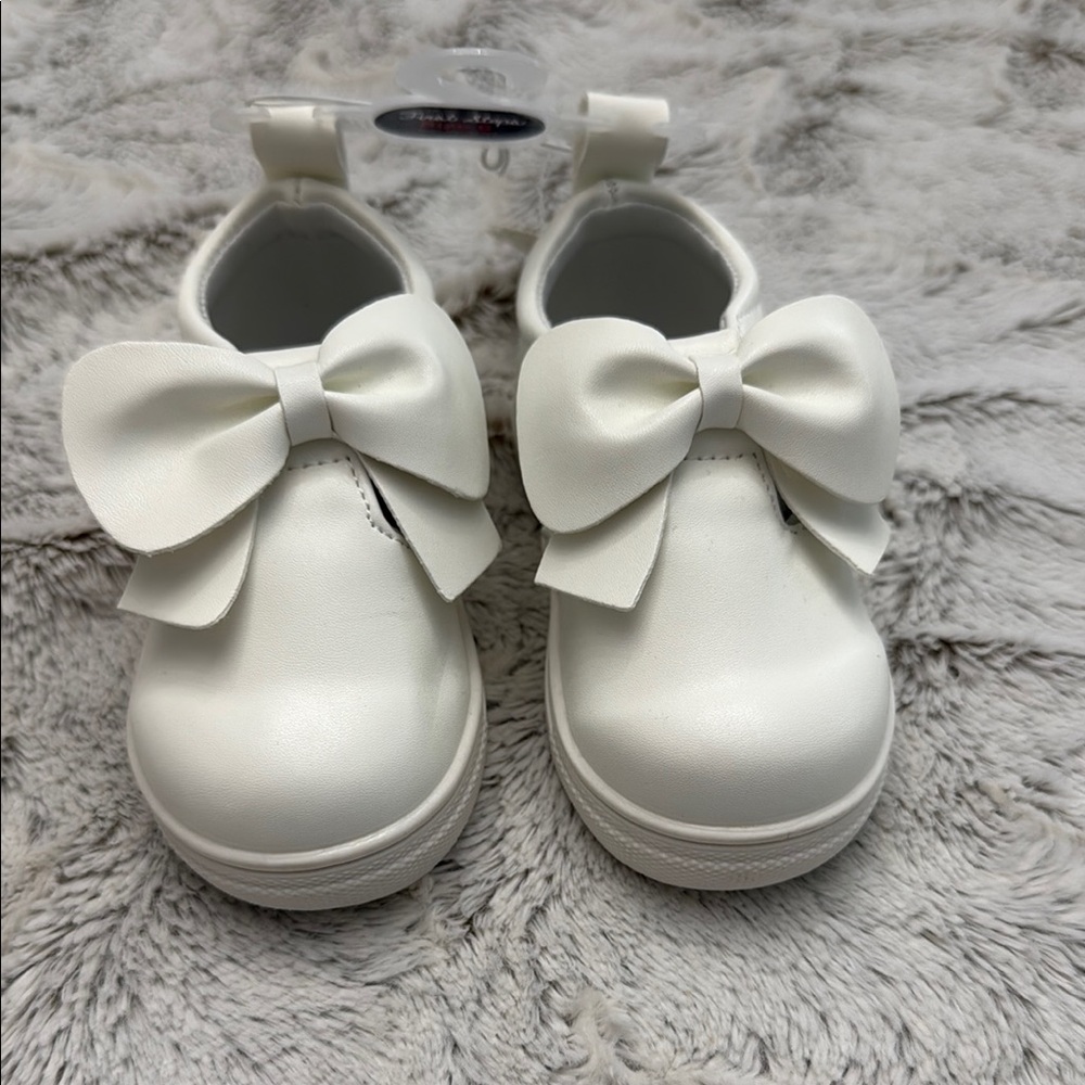 Elegant White Dress Shoes with Timeless Style